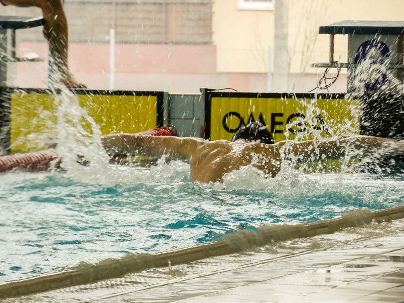 zdjęcie przedstawiające osobę pływającą w basenie
