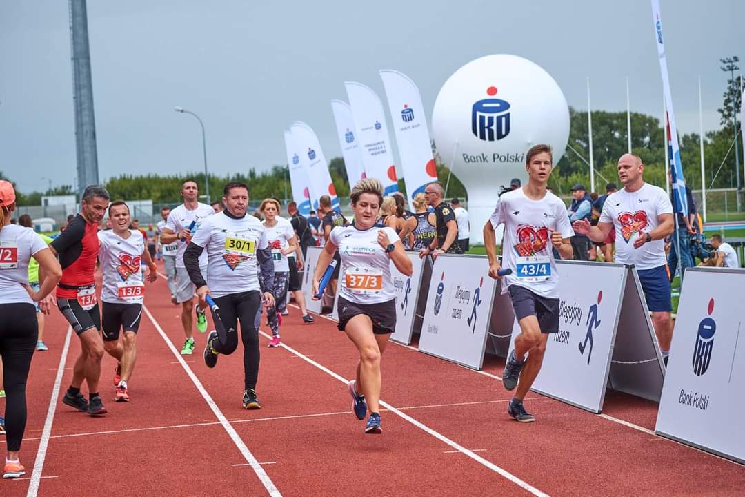 zdjęcie przedstawiające wiele osób biegnących na bieżni