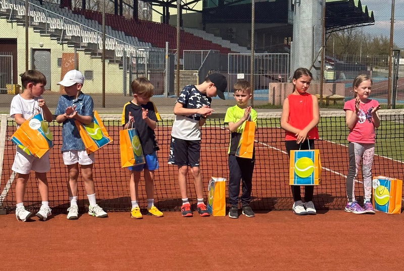 zdjęcie przedstawiające grupę dzieci zawodników turnieju tenisa na kortach