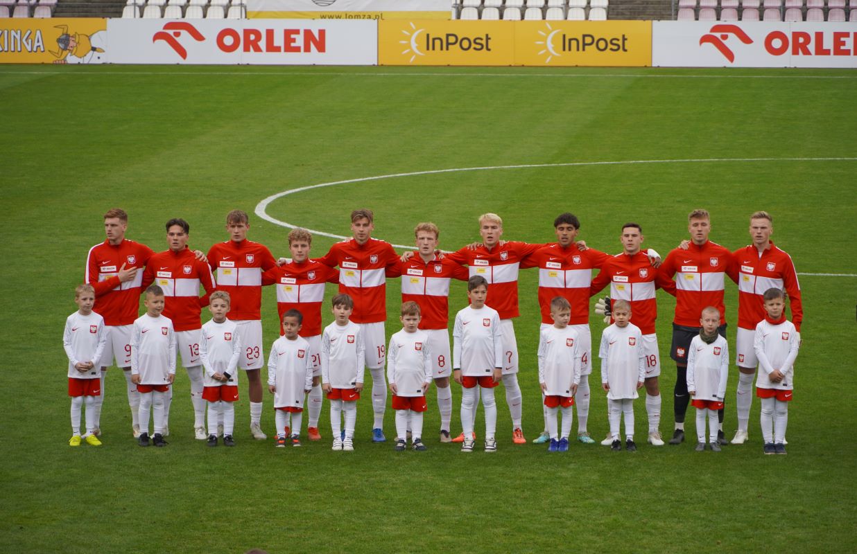 zdjęcie reprezentacji Polski U20 piłka nożna z dziećmi wyprowadzającymi na murawie stadionu