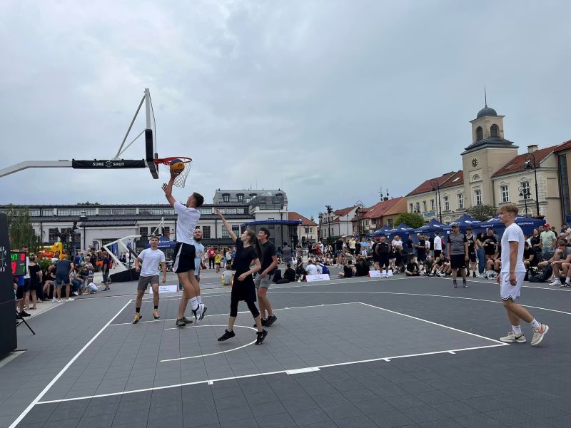 zdjęcie zawodników na boisku 3x3 podczas Street Basket
