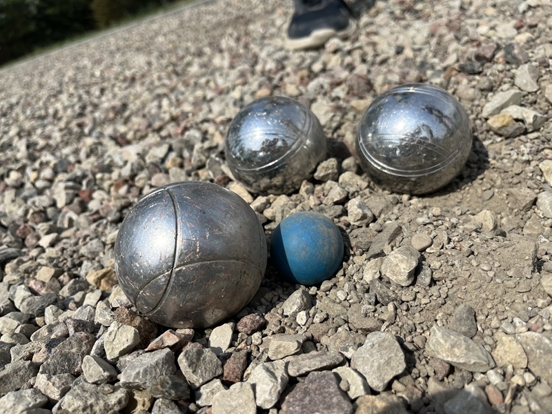 Zdjęcie przedstawia 3 boule na kamieniach.