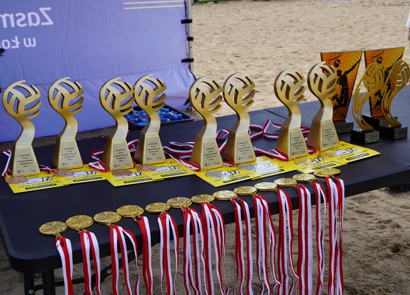 Trofea sportowe z Turnieju Siatkówki Plażowej MOSiR Łomża.