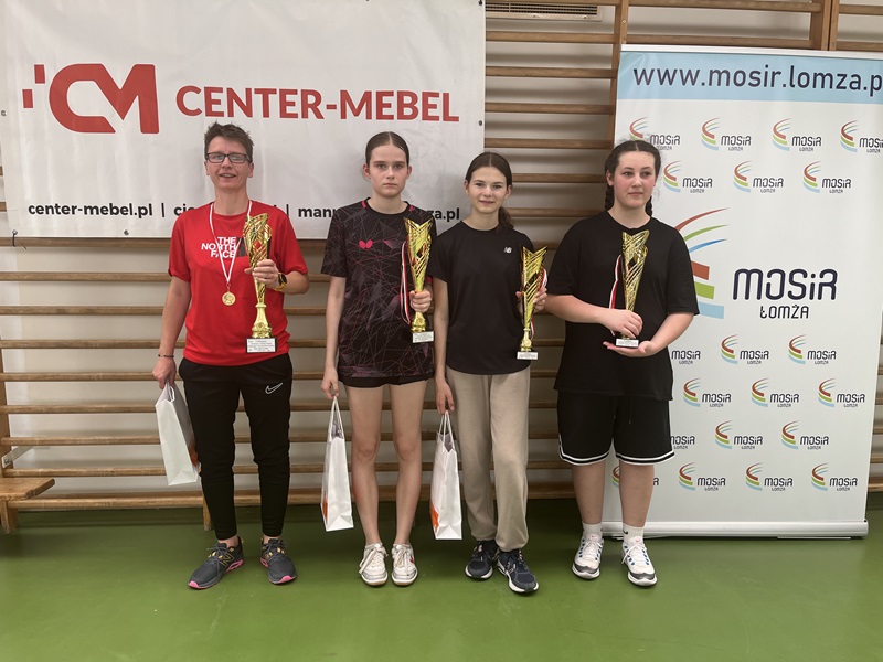 Zdjęcie przedstawia 4 zwyciężczynie kategorii Open Kobiet. Panie trzymają upominki, puchary i medale.