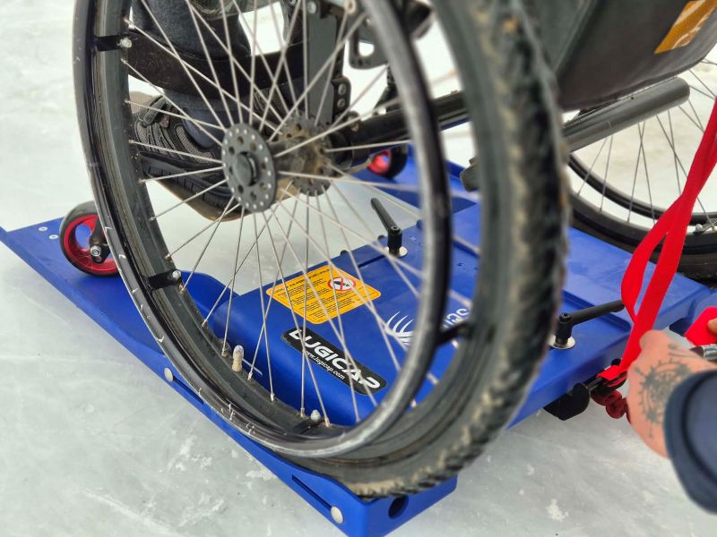 zdjęcie wózka inwalidzkiego na platformie do jazdy na lodowisku