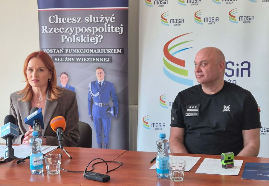 Na zdjęciu Bernadeta Krynicka dyrektor MOSiR w Łomży i pkł Zbigniew Jankowski dyrektor Zakładu Karnego w Czerwonym Borze podpisują umowę