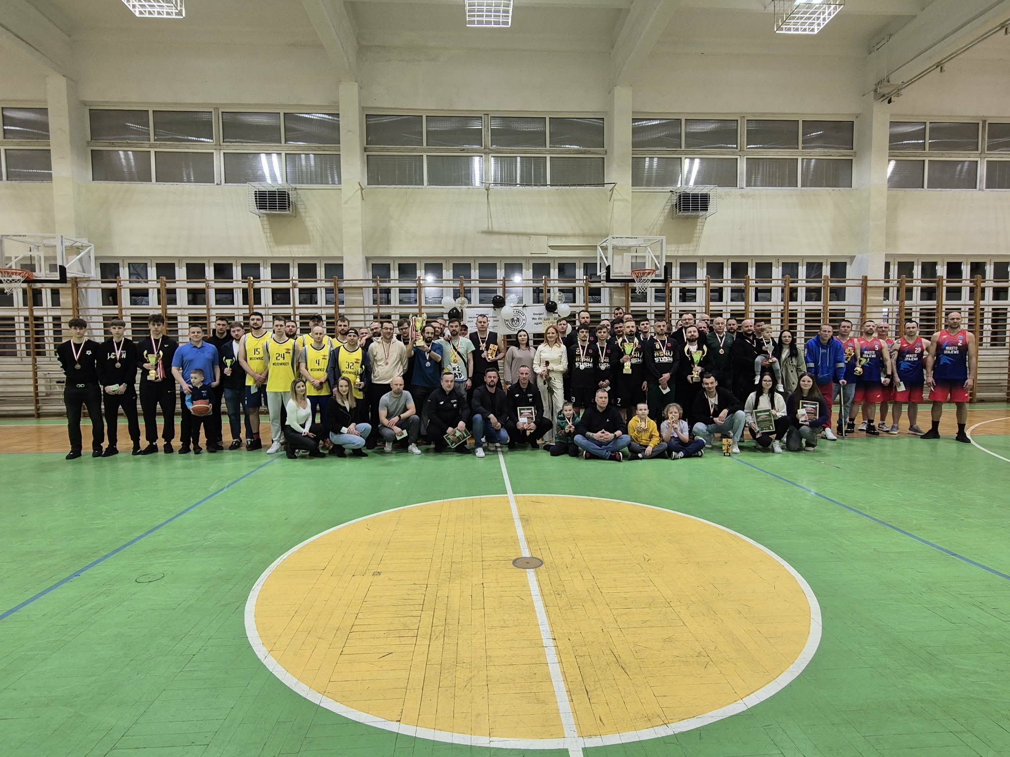 na zdjęciu zawodnicy Miejskiej Ligi Koszykówki w hali sportowej