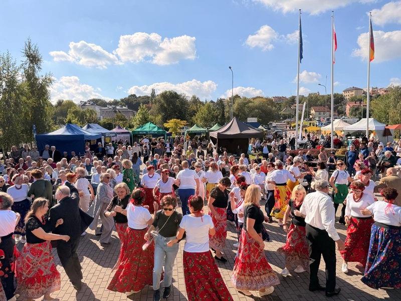 Zdjęcie przedstawia ludzi bawiących się na Bulwarach łomżyńskich na wydarzeniu II Regionalny Dzień Folkloru w Łomży