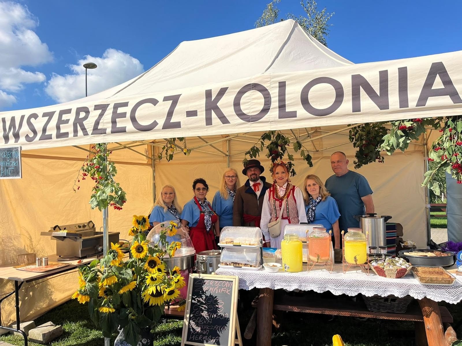 Zdjęcie przedstawia Namiat, jedzenie i osoby z Koła Gospodyń Wiejskich.