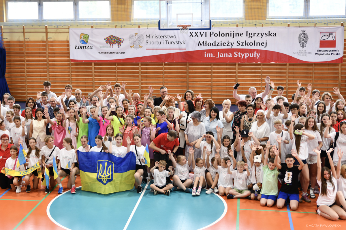 na zdjęciu młodzież z igrzysk polonijnych 