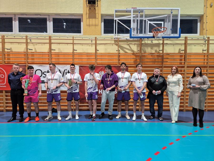 zdjęcie grupowe zawodników Miejskiej Ligi Piłki Nożnej w hali sportowej