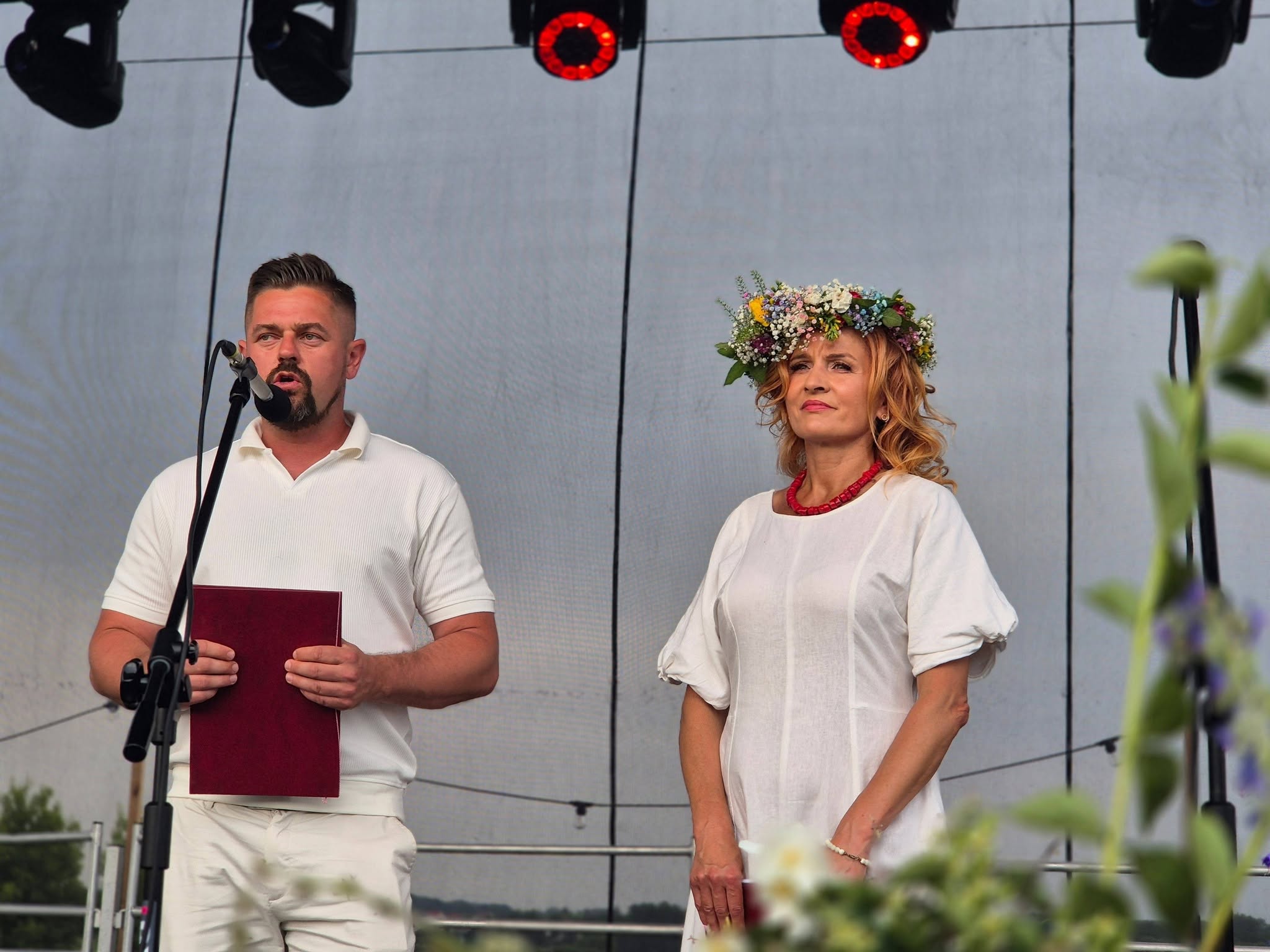 Na scenie Kamil Walczyk i dyrektor MOSiR Bernadeta Krynicka