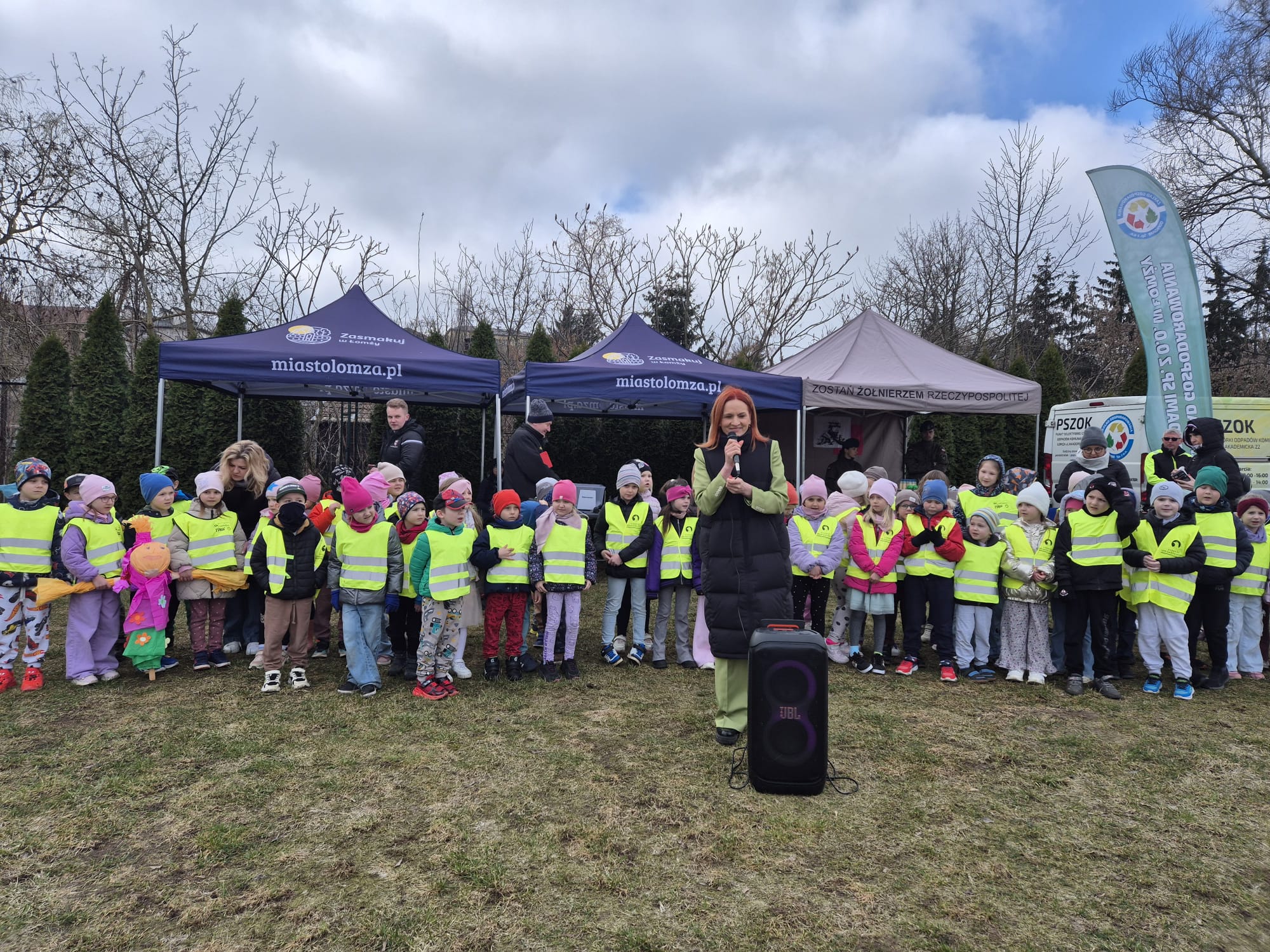 dyrektor mosir łomża przemawiająca do grupy dzieci
