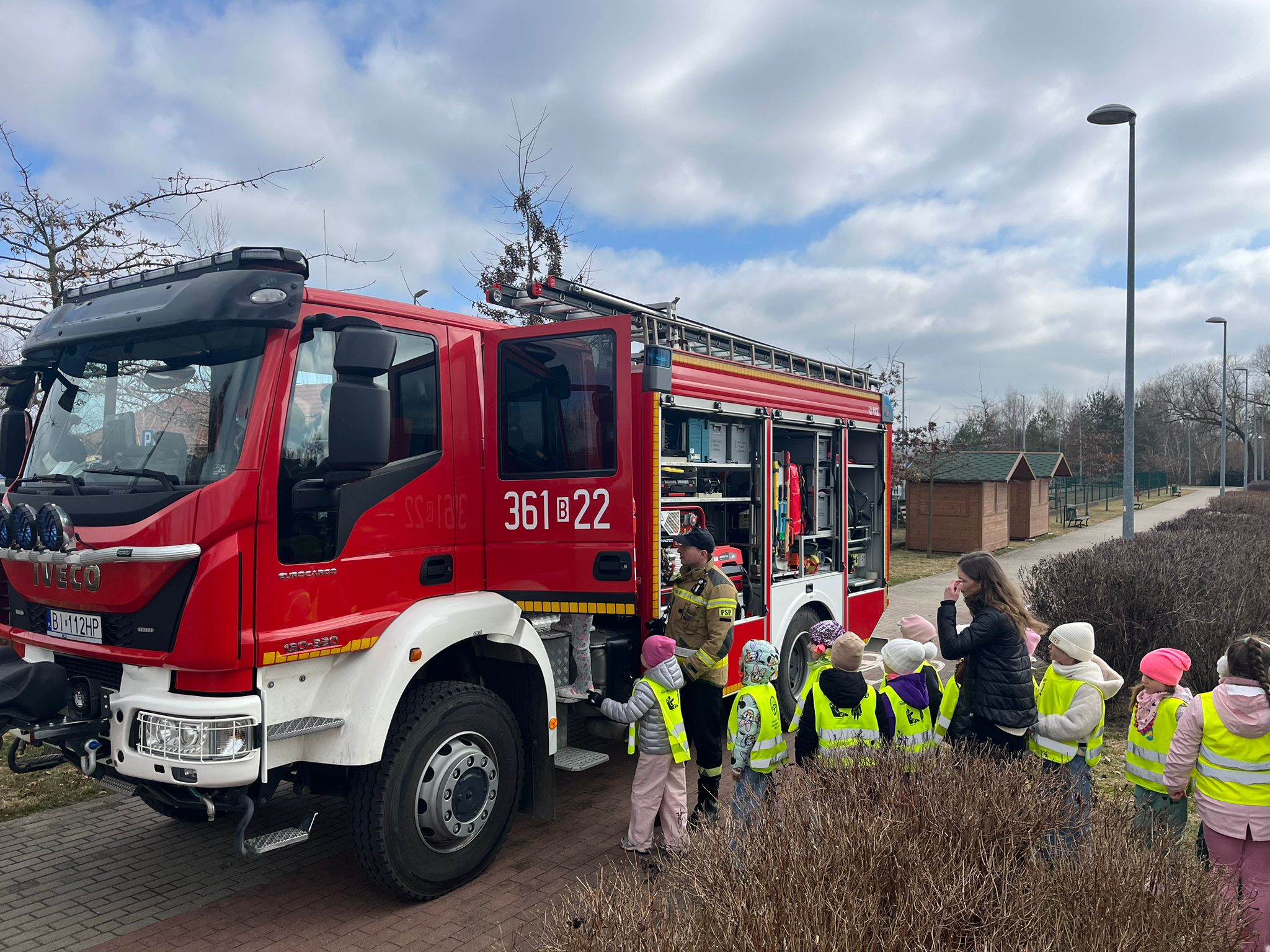 dzieci przy wozie strażąckim na łomżyńskich bulwarach