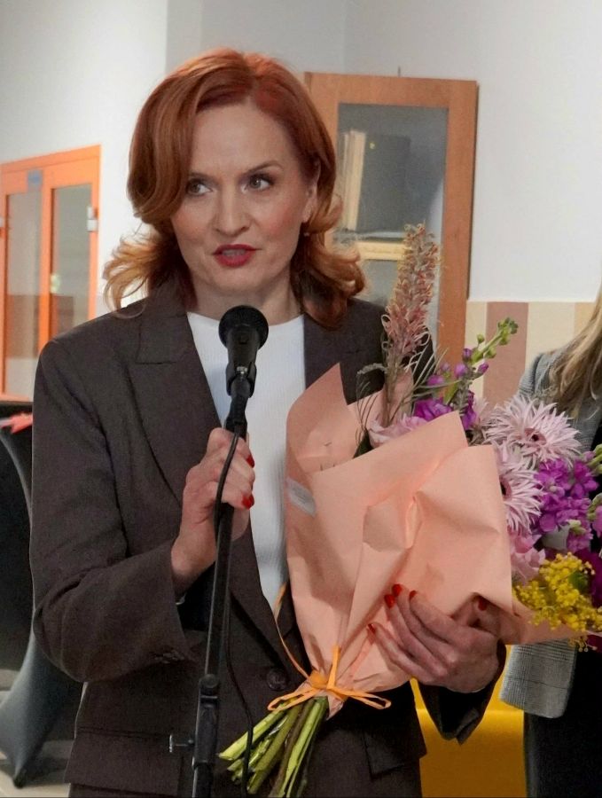 dyrektor MOSiR Łomża Bernadeta Krynicka z bukietem kwiatów