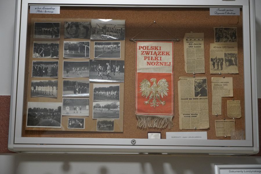 zdjęcie pamiątek przekazanych do Izby Historii Sportu w gablocie, zdjęcia, dyplomy, informacje z gazet