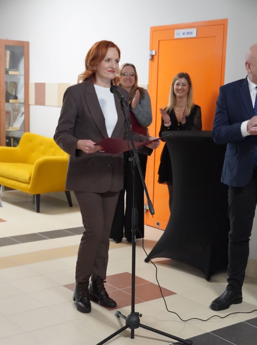 Bernadeta Krynicka dyrektor MOSIR przemawiająca do zebranych