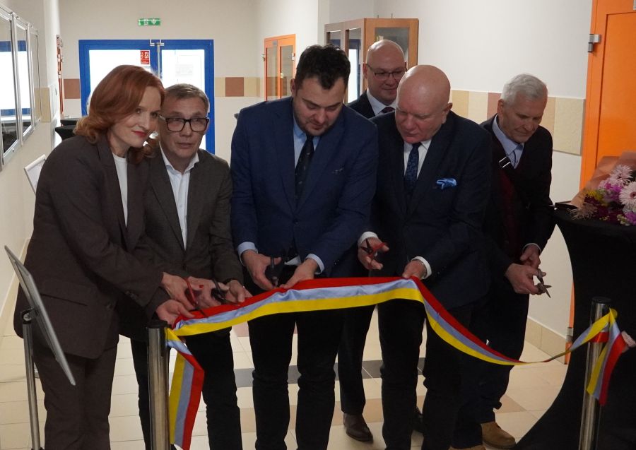 zdjęcie przedstawiające 6 osób przecinających wstęgę inaugurującą otwarcie Strefy Historii Sportu w Parku Wodnym