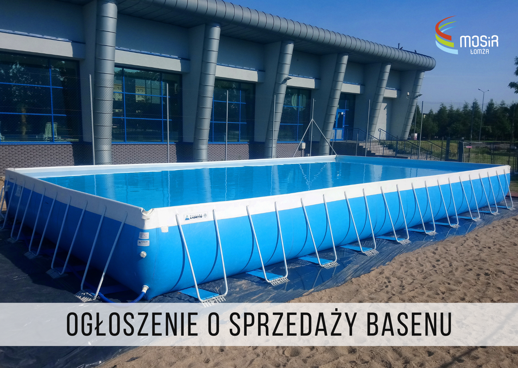 zdjęcie basenu na tle budynku Parku Wodnego